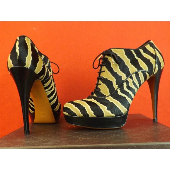 NIB GUCCI BETTY BLACK CARAMEL ZEBRA PRINT HAIR LACE UP PLATFORM ANKLE BOOTS 35.5 - Picture 1 of 12
